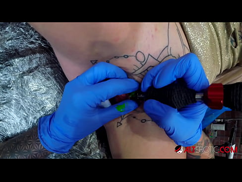❤️ Sully Savage, une chaudasse extrêmement tatouée, s'est fait tatouer le clitoris. ❤ Porno at us fr.pornmega-com.ru  ﹏